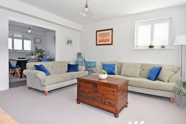 A well presented two bedroom maisonette located on the first and second floor with its own private entrance door and lobby on the ground floor. Close to buses to Richmond and Kingston and local shops. Available 20 April 2026. - Photo 1