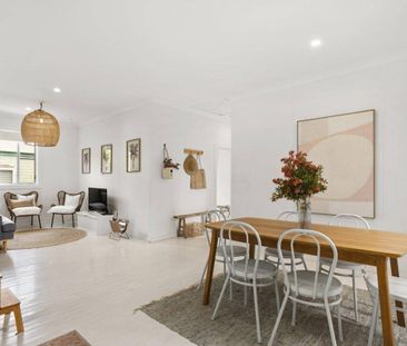 Stylish Renovated Cottage in an Unbeatable Location - Photo 3