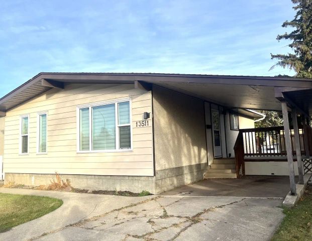Renovated 4 Bed House with huge yard — 4 Bedrooms House - Photo 1