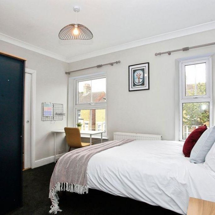 1 bedroom in a house share to rent - Photo 1