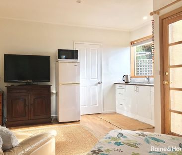 Sunny + fully furnished. Weekly Rent includes utilities! - Photo 1