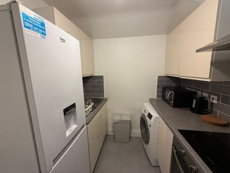 This fully furnished double bedroom is available in a three-person professional house share, located just off Cherry Hinton Road. The property offers excellent access to Addenbrooke’s Hospital, Cambridge Train Station, and the city centre, making it ideal for working professionals. - Photo 3