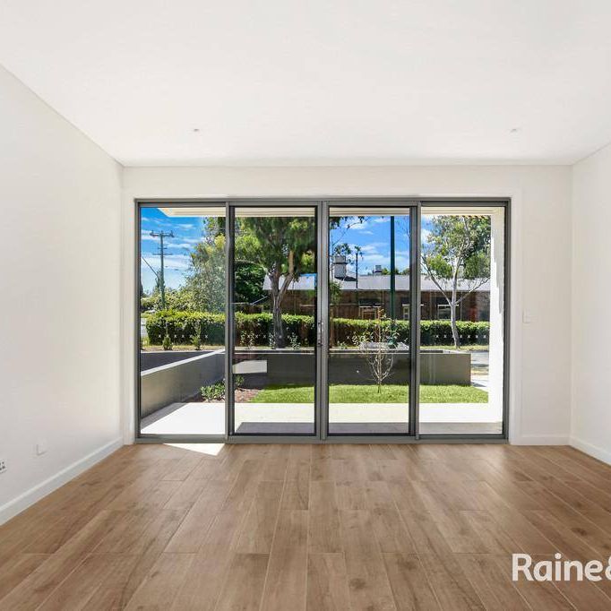 Luxury 3 Bedroom Townhouse - Close To Town - Photo 1