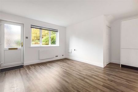 A two bedroom centrally located apartment refurbished to a high standard. - Photo 5