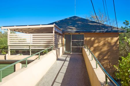 Spacious Sunny Apartment - Photo 2