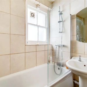 2 bedroom flat in London - Photo 3