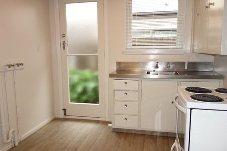 Two-Bedroom Unit Close to the City - Edgeware - Photo 2