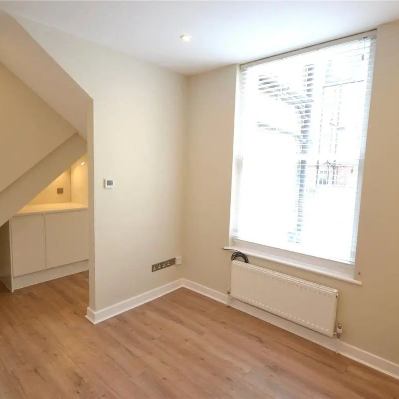 1 bedroom flat in London - Photo 1