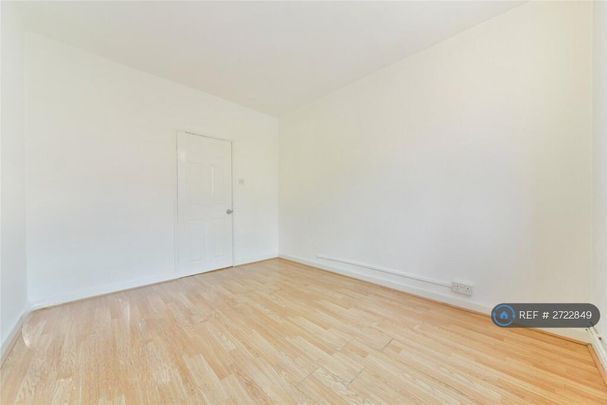 4 bedroom flat to rent - Photo 1
