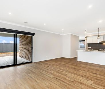 Family home with room to move so close to shopping facilities! - Photo 5