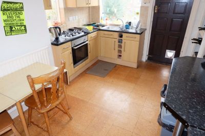 4 bedroom House in Becketts Park Drive, Leeds - Photo 2