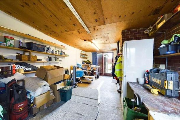 Blewbury Drive, Tilehurst, Reading, Berkshire, RG31 - Photo 1