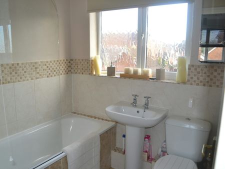 Detached house to rent on - Photo 4