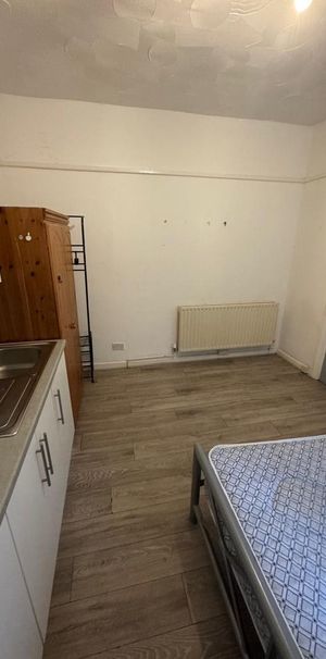 1 bedroom in a house share to rent - Photo 1