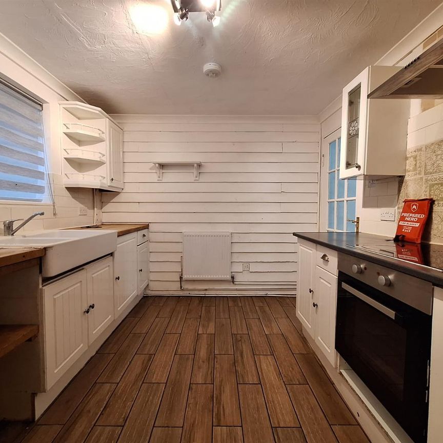 Cunningham Avenue, Enfield EN3, London - Photo 1