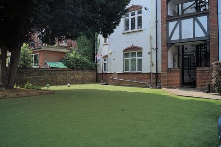 3 Bed Flat, Golders Court, NW11 - Photo 5