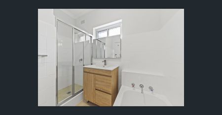 Bright, Modern & Effortlessly Stylish 3 Bedroom Apartment - Photo 5