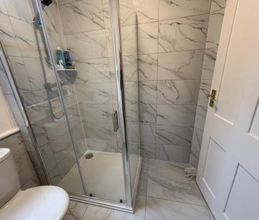 1 bedroom in a flat share to rent - Photo 4