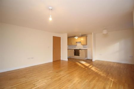 2 bedroom flat to rent - Photo 2