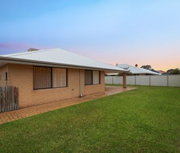 Spacious 4-Bedroom, 2-Bathroom Family Home in Secret Harbour - Photo 4