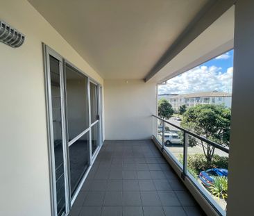 Modern Apartment in the Heart of Flat Bush - Photo 2
