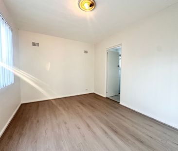 Completely Renovated&comma; Ground Floor Unit&excl;&excl; - Photo 3