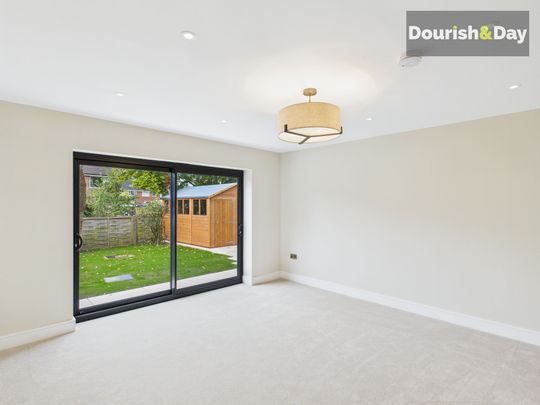 6 bed detached house to rent in Repton Drive, Newcastle, ST5 - Photo 1