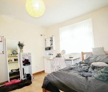 3 bedroom flat to rent - Photo 2