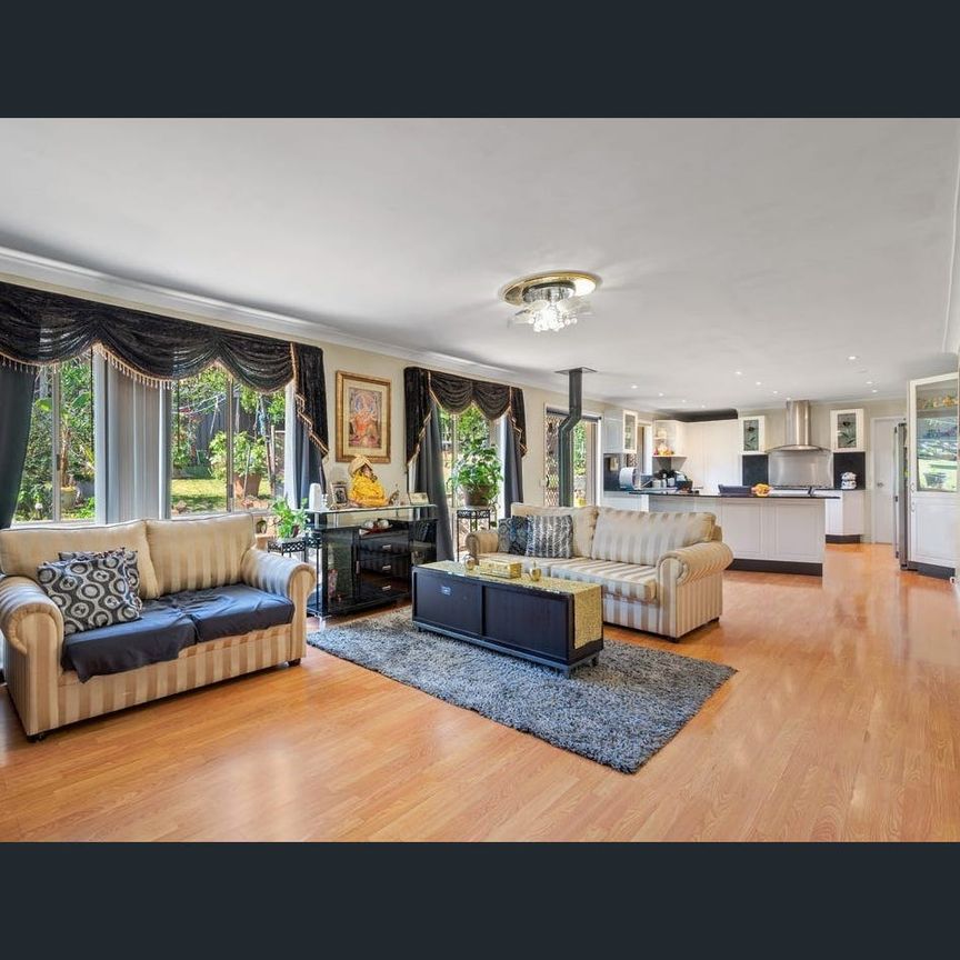 BEAUTIFULLY PRESENTED FAMILY HOME !!! - Photo 1