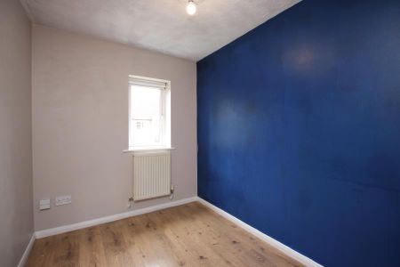 4 bedroom end of terrace house to rent - Photo 3