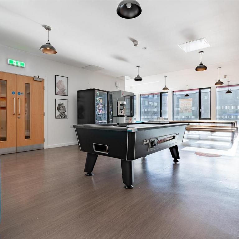 1 bedroom in a flat share to rent - Photo 1