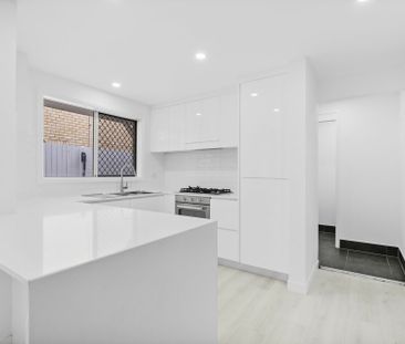 STYLISH COASTAL THREE BEDROOM TOWNHOUSE - SECONDS TO THE BEACH! - Photo 5