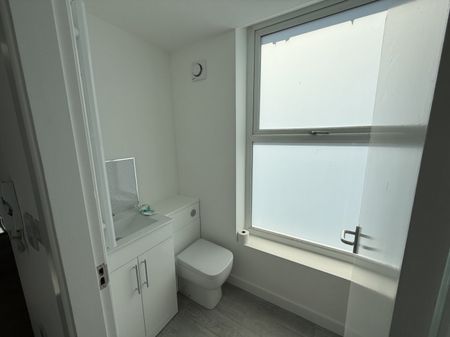 2 bed Apartment - To Let - Photo 5