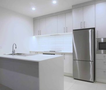 Modern Two Bedroom Apartment - Photo 2