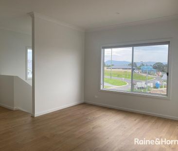 Be Impressed - Spacious Modern Townhouse - Photo 2