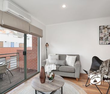 Stylish Three-Storey Townhouse in Prime Location! - Photo 3