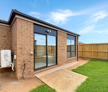 🏡 Brand New 4-Bedroom House in Thornhill Park - Photo 1