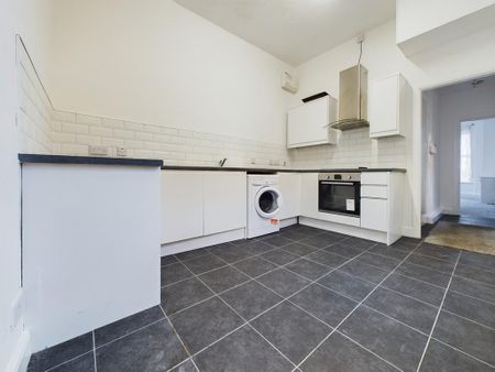 2 bedroom ground floor flat to rent - Photo 5