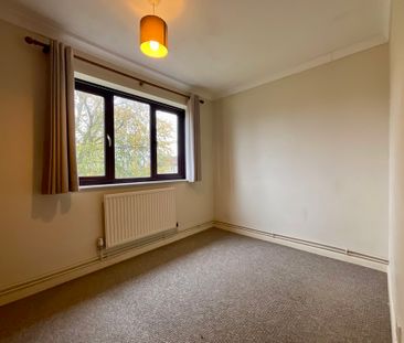 2 bedroom Semi-Detached House to let - Photo 6