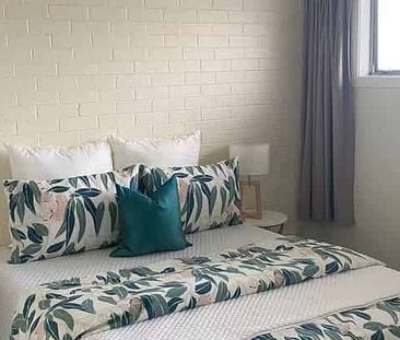 Sunny City Fringe Apartment | Carpark Included | - Photo 2
