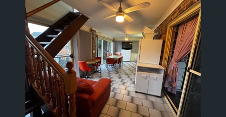 Spacious 2-Bedroom Apartment with Loft – Prime Ettalong Location - Photo 2