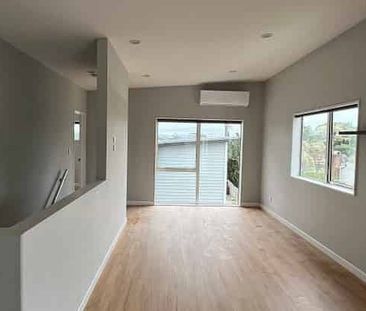 Modern design 4 bedroom house with outdoor decking - Photo 5