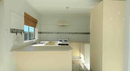 3 bedroom home with large backyard - Photo 3