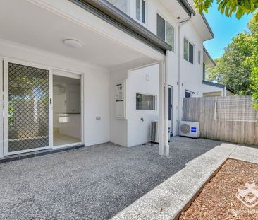 3 BED, A/C, MINUTES TO GATEWAY Large living space unit, gas cooktop... - Photo 6