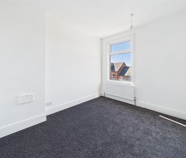 2 bedroom Semi-detached house to rent - Photo 5