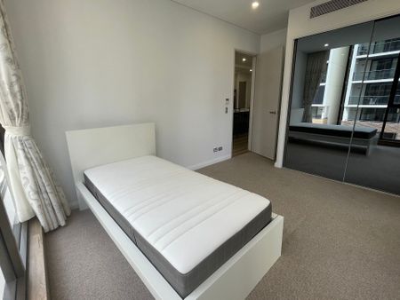 [Fully furnished] Stunning Three Bedroom Apt with 2 Car Space for Lease - Photo 5