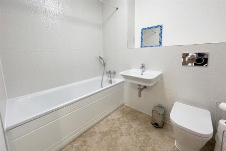 2 bedroom ground floor flat to rent - Photo 5