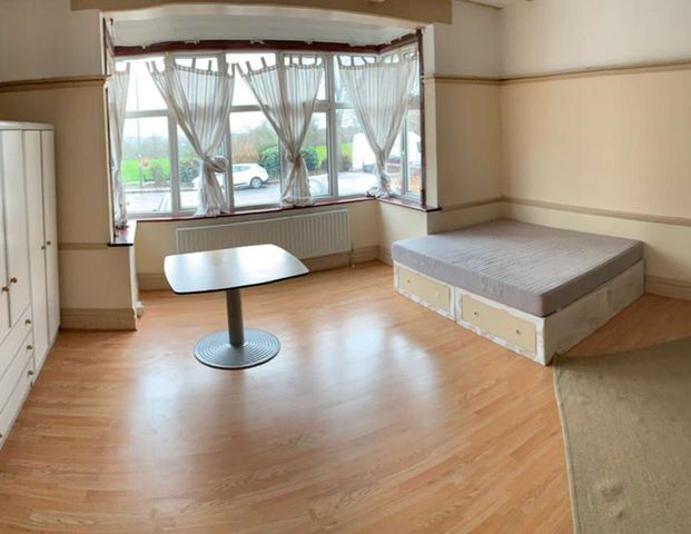 Queens Road Room GB - Photo 1