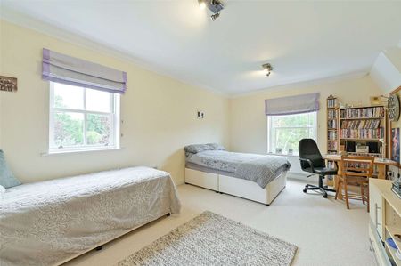A spacious six bedroom family home with large garden and versatile studio space on the sought after Longbourn estate. - Photo 4