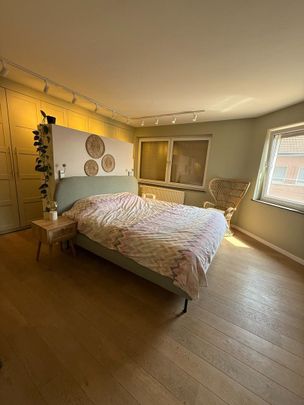 Prachtig appartement met 3 slaapkamers, terras en autostaanplaats op wandelafstand van het centrum van Hasselt. - Photo 1